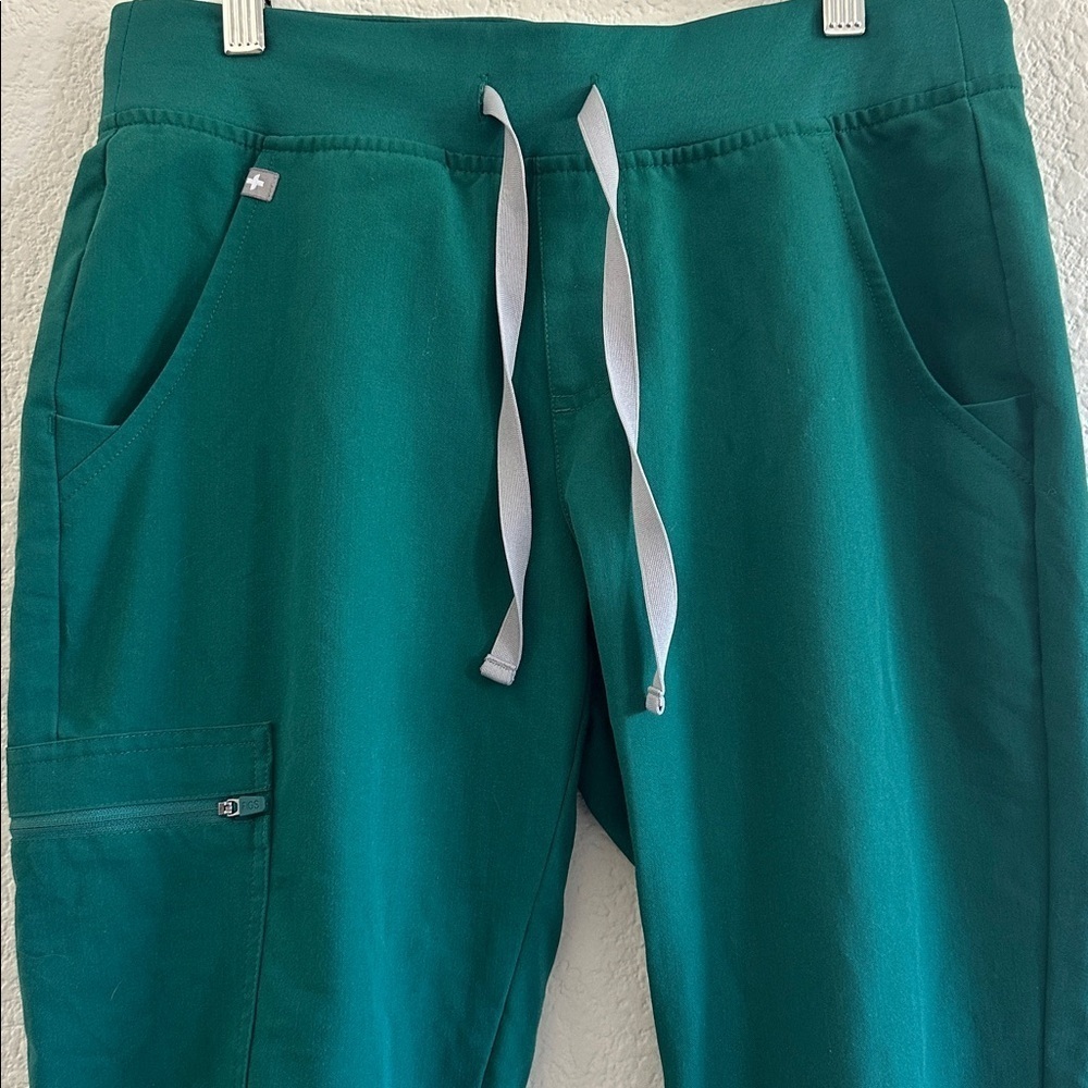 Limited Edition set of Figs Casma  Top and Zamora Jogger pants in Hunter Green - Picture 6 of 13